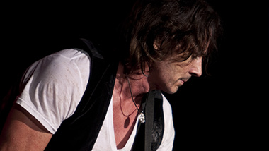 A photo of Rick Springfield taken from the side.