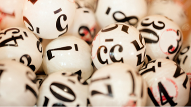 A photo of white drawing balls with black numbers.